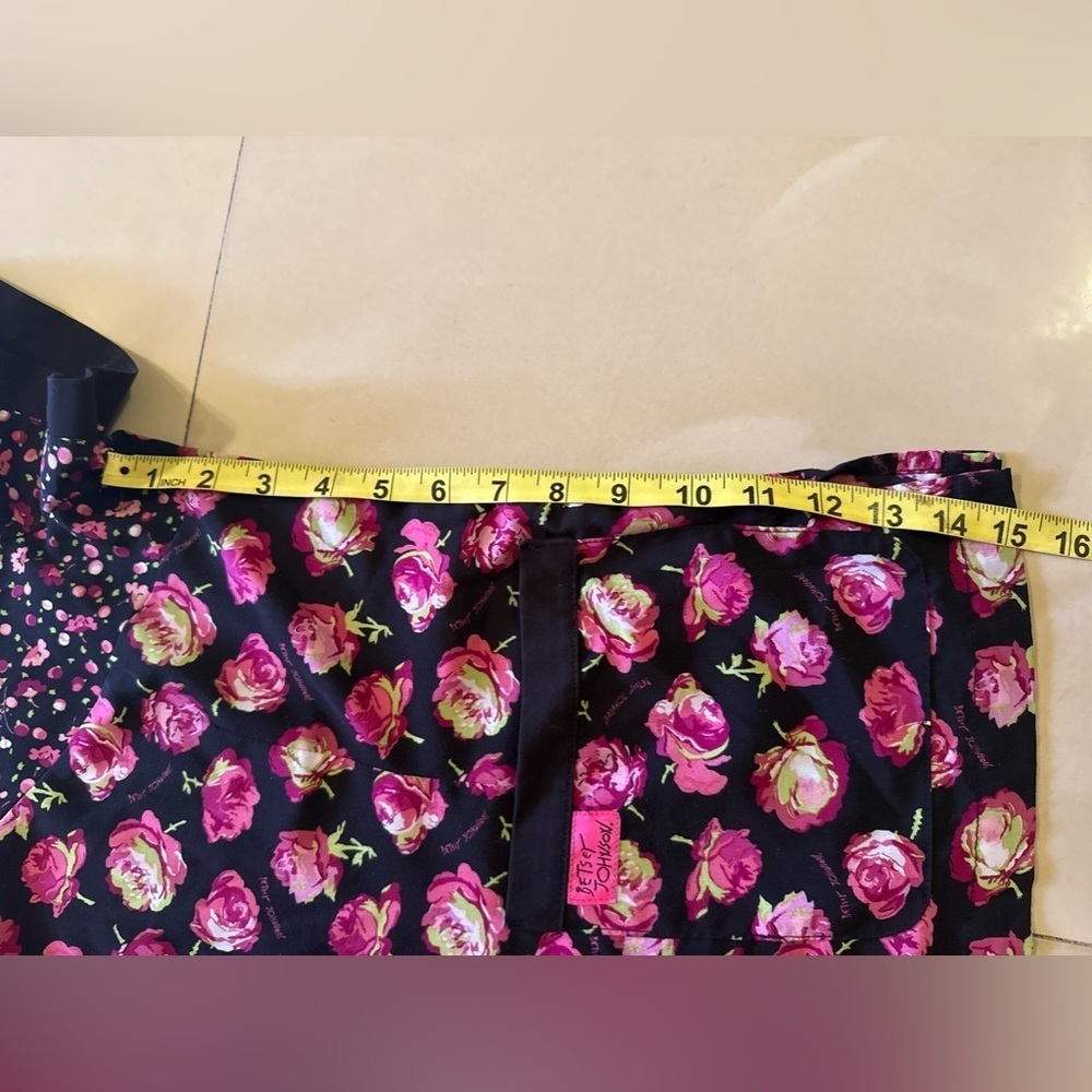 Betsey Johnson floral skull scrubs top sz XS medical pocket health - Picture 6 of 11